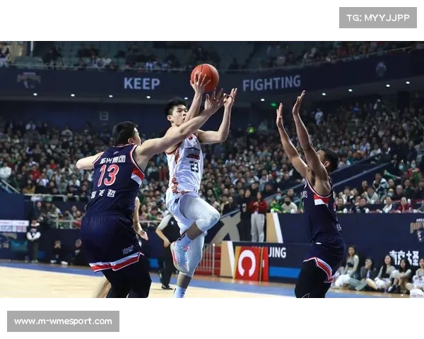 福建与同曦赛后球员互动，展现良好赛场友谊